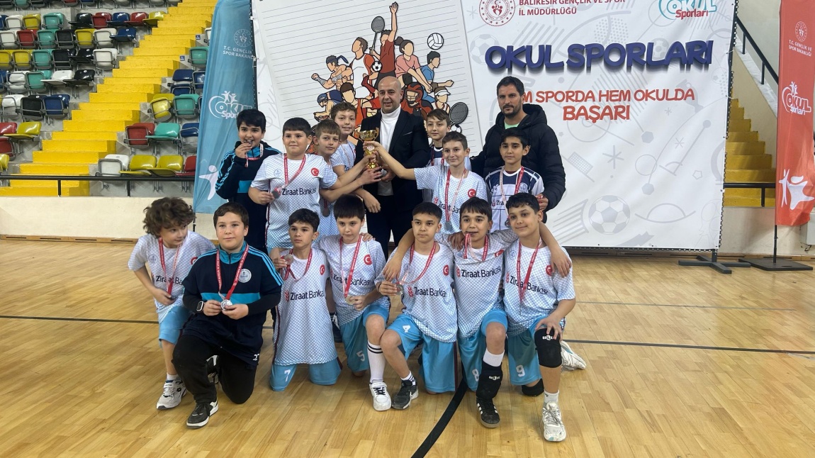 HENTBOL KÜÇÜK ERKEKLERDE İL İKİNCİSİYİZ.